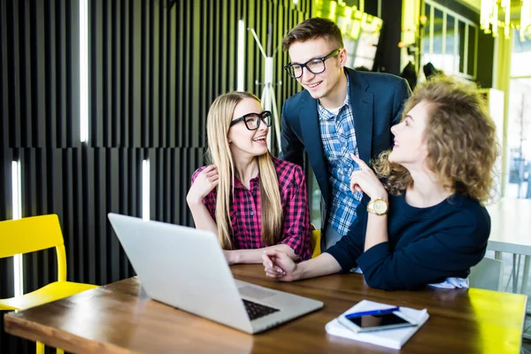 Vänner tittar på laptop tillsammans. Diskutera eller titta på några intressanta på laptop, kul och glad känslor. — Stockfoto