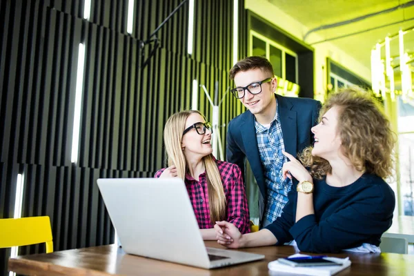 Vrienden kijken naar laptop samen. Bespreken of het bekijken van sommige interessante op laptop, plezier en gelukkig emoties. — Stockfoto