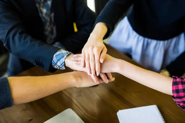 Apoio da equipe de negócios juntar mãos conceito. Construção de equipes e trabalho em equipe . — Fotografia de Stock