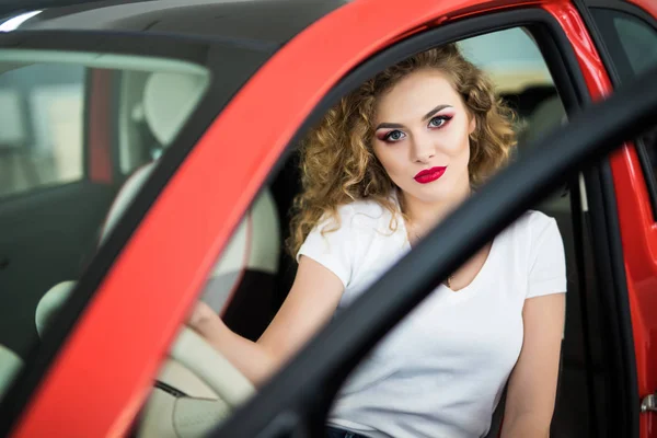 Mosolygó nő ül a piros autó — Stock Fotó