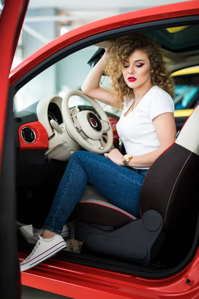 Hermosa mujer en el coche — Foto de Stock