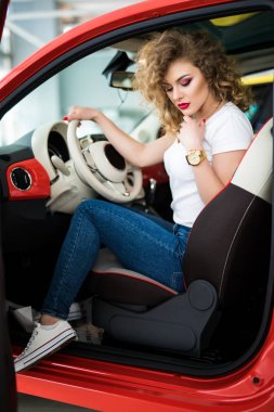 güzel bir kadın arabada