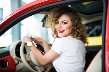 Bir araba sürüş sırasında onu kollamaya rahat kıyafet içinde çekici genç kadın arkadan görünüş