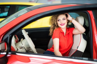 Gülümsediğini araba içinde genç güzel kadın