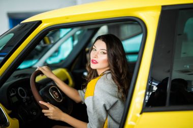 Sarı Araba, otomobil içinde oturan çekici kız güzel gülen kadın portre.