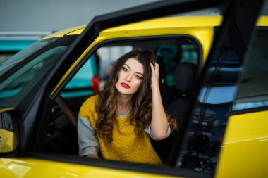 Kapı açıldı gülen kadın arabada kapatın