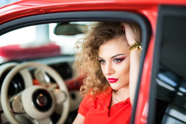 Mujer en coche — Foto de Stock