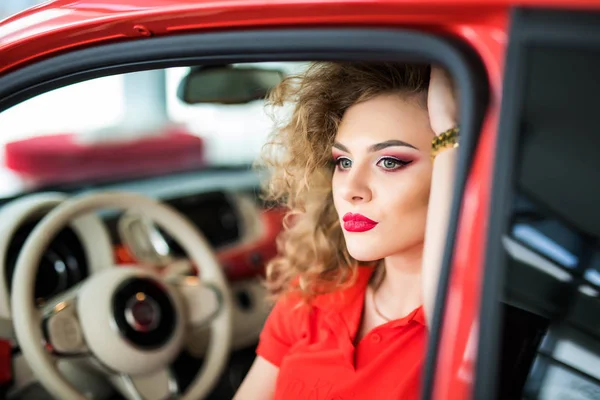 Vrouw in auto — Stockfoto
