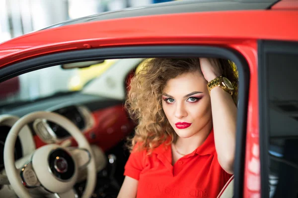 Nő, az autó — Stock Fotó