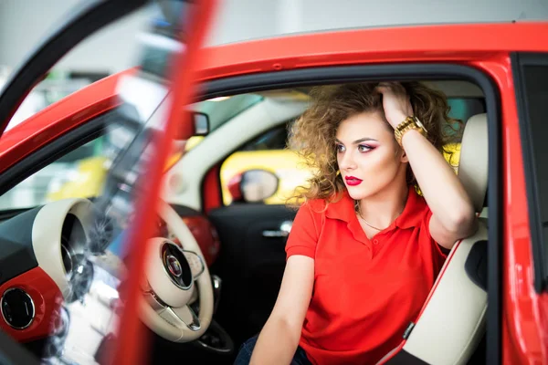 Vrouw in auto — Stockfoto