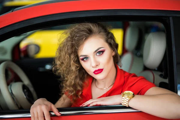 Yeni arabasındaki kamera penceresinden bakmak gülümseyen genç kadın
