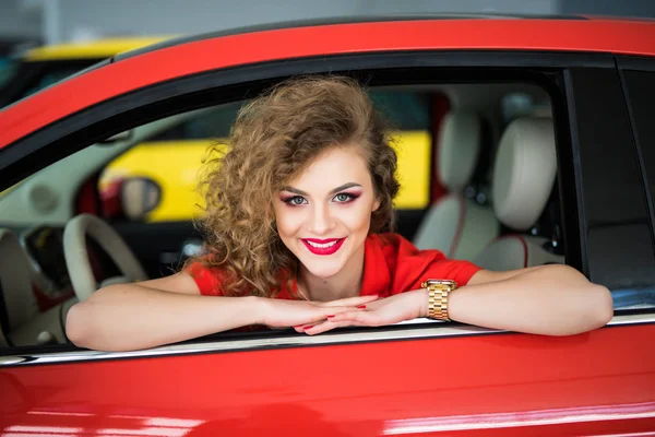 Yeni arabası Araba kapısı gülümseyen genç kadın