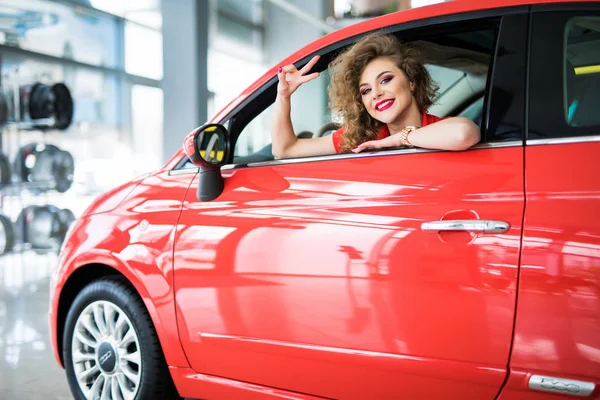 kadın portre onun araba gülümsemek--dan pencere kapı üzerinden el ile işaret etti.