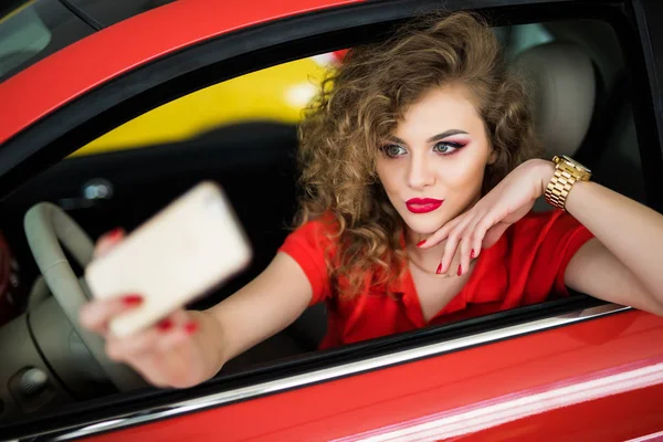 Fiatal nő bevétel selfie kép-val szúró telefon fényképezőgép-ban autót — Stock Fotó