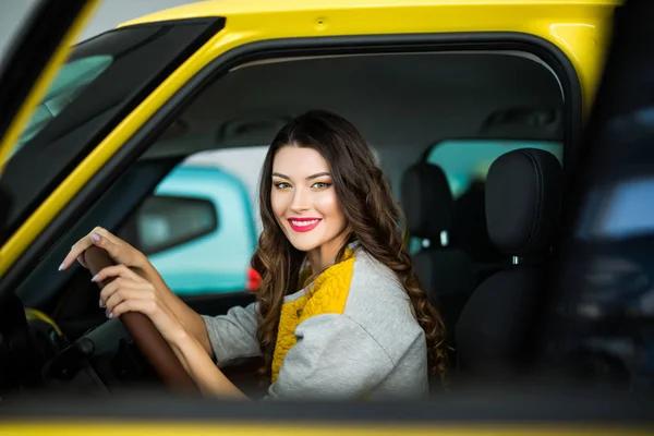 Mignon jeune dame voiture de conduite heureuse — Photo