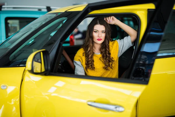 Close up van smiley vrouw in de auto met deur geopend — Stockfoto