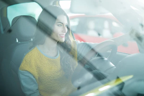 Sorrindo jovem mulher tirando foto selfie com câmera de telefone inteligente no carro — Fotografia de Stock