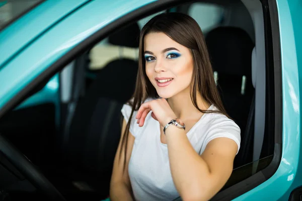 Lachende vrouw rijden auto, aantrekkelijk meisje zit in de auto, — Stockfoto