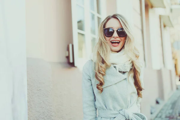 Joven chica hermosa en gafas de sol con estilo y con una bolsa de moda calles de la ciudad . — Foto de Stock