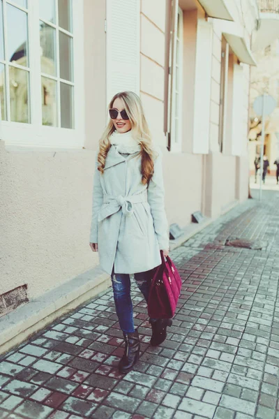 Retrato de primavera de la chica feliz en un paseo — Foto de Stock