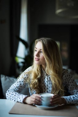 Café, sabahları kahve içme kadın Restoran