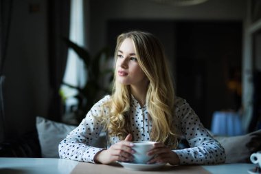 Café, sabahları kahve içme kadın Restoran