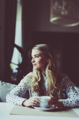 Café, sabahları kahve içme kadın Restoran