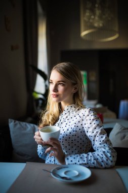 Genç sarışın kadın kahve vaktinizi Cafe