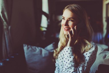 Cep telefonu üzerinde konuşurken ve kafede masada kahve içme genç kadın