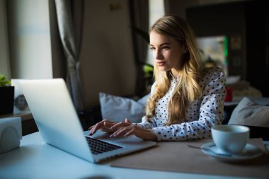 Bir kahve molası verdikten bir dizüstü bilgisayar ile Cafe'de güzel kadın