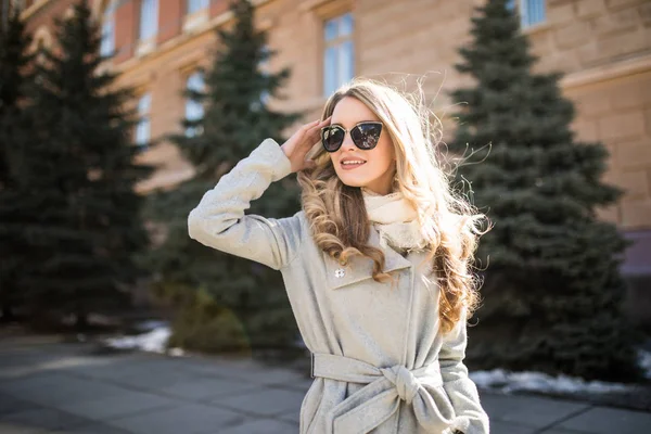 Retrato de cerca de la moda al aire libre de la joven mujer bonita en las gafas de sol caminando por la calle —  Fotos de Stock