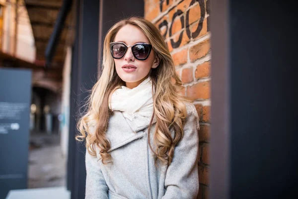 Mujer inspirada al aire libre en el sol brillante primavera, disfrutar de su vida cerca de la pared de ladrillo — Foto de Stock