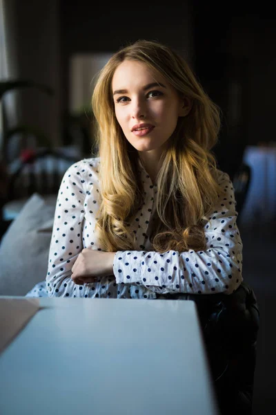 Hermosa joven en un café —  Fotos de Stock