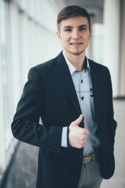 ofiste başparmak yukarı genç iş adamı