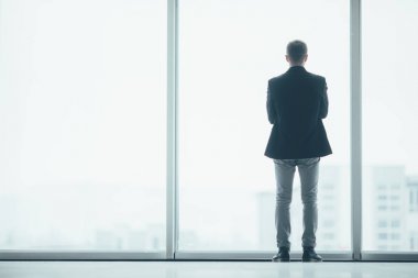 Şık iş adamı Office büyük bir pencere arka planda