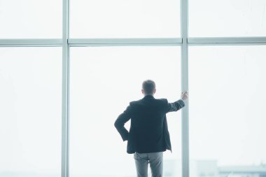 Şık iş adamı Office büyük bir pencere arka planda