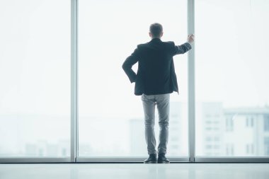 Şık iş adamı Office büyük bir pencere arka planda