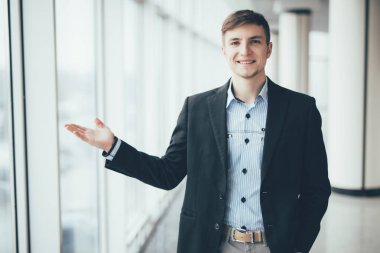 bir şey onun avucunda sunulması iş adamı