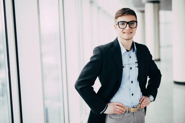 Guapo sonriente confiado retrato de hombre de negocios — Foto de Stock