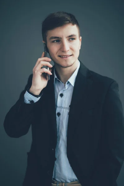 Gelukkig zakenman praten op de mobiele telefoon op zwarte achtergrond. Weg op zoek — Stockfoto