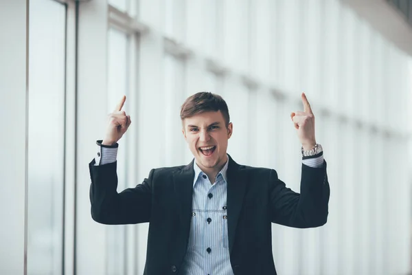 Portrait d'un jeune homme d'affaires pointant du doigt dans le bureau — Photo