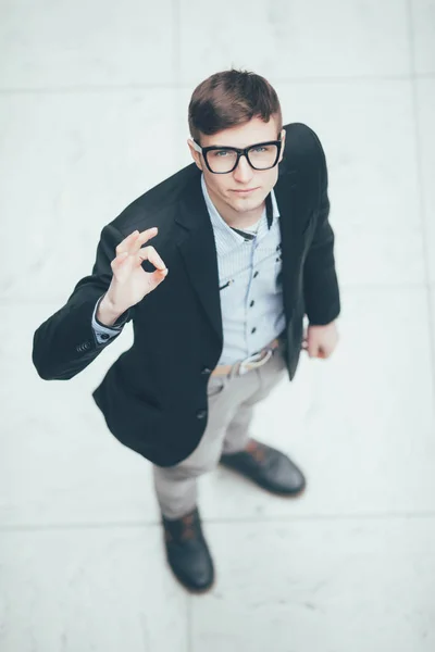 Jovem homem de negócios bonito fazendo sinal ok. Vista superior . — Fotografia de Stock