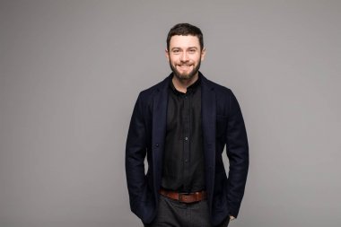 Kendine güvenen şık iş adamı takım elbiseli sakallı