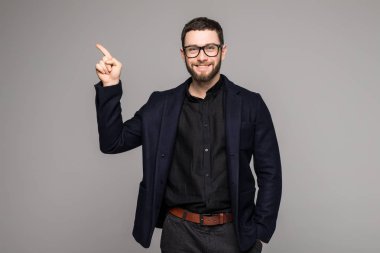 Parmak ile işaret ışınlama gülümseme ile genç yakışıklı işadamı