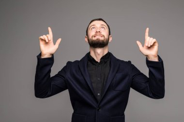 Her iki parmak ile işaret eden genç iş adamı.