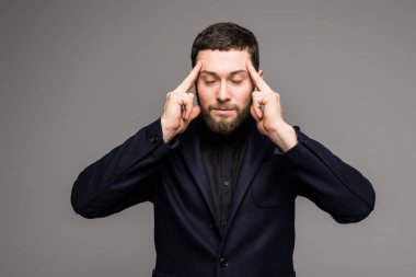Üzgün işadamı baş baş ağrısı ile çatık elinde