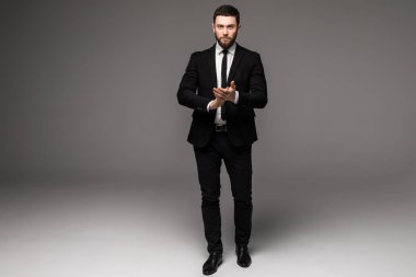 Kendine güvenen genç işadamları ayakta tam uzunlukta gri izole