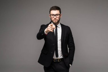 Genç iş adamı sana parmakla gülümseyen