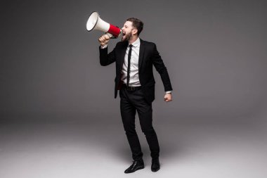 Tam yükseklikte iş adamı bir megafon ile çığlık