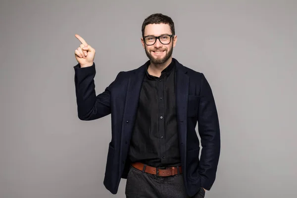 Joven hombre de negocios guapo con sonrisa radiante señalando con el dedo —  Fotos de Stock